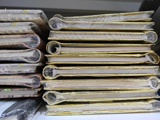 书架上有一堆书图片下载