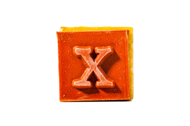 字母x。木柄橡皮图章。整个字母表可用。图片下载