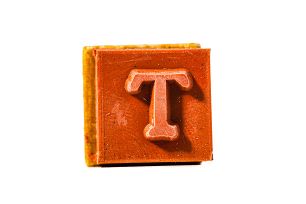 字母t。木柄橡皮图章。整个字母表可用。图片下载