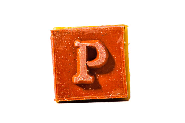字母P.木柄橡皮图章。整个字母表可用。图片下载