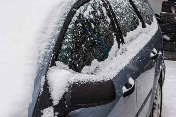 汽车覆盖了一排雪降雪后详细的股票照片图片下载