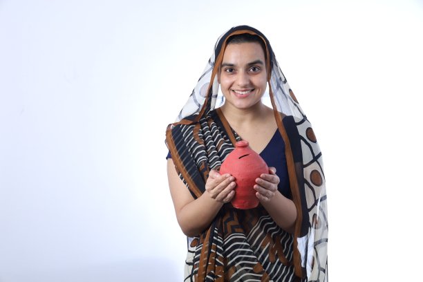 印度农村妇女为将来存钱。存钱罐存钱的概念。图片下载