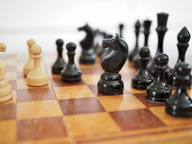 背景模糊的木制象棋图片下载