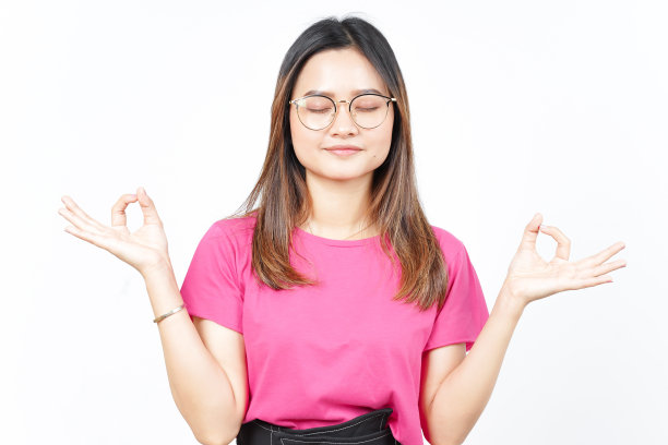 美丽的亚洲女人在白色背景上的沉思姿态图片下载