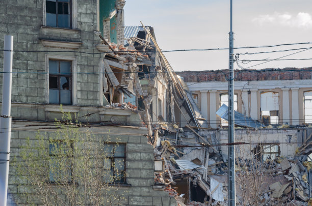 破旧的砖房。成堆的建筑垃圾。图片下载