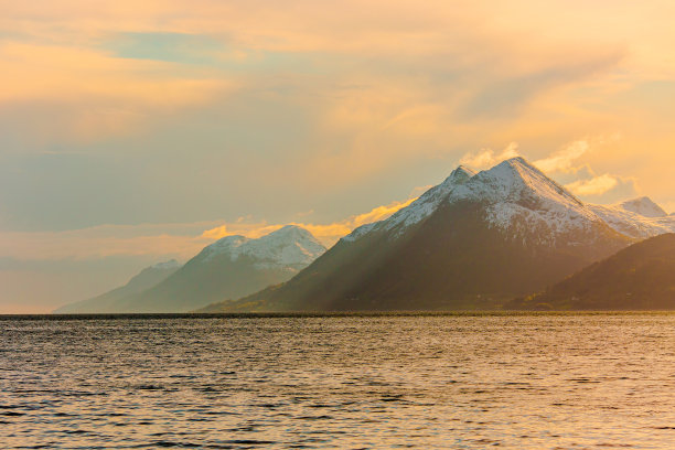 挪威的峡湾。挪威海。日落。斯堪的那维亚图片下载