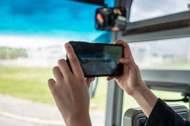 智能手机手机在公交车上靠窗水平静止图片下载