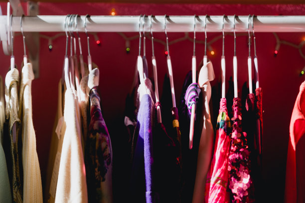 旧货店里色彩鲜艳的衣架图片下载