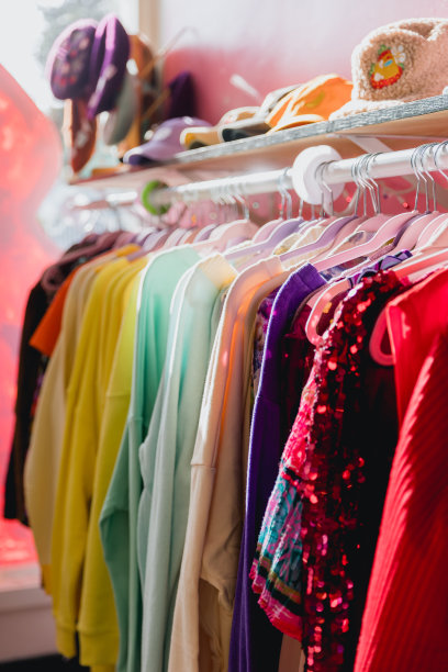 旧货店里色彩鲜艳的衣架图片下载