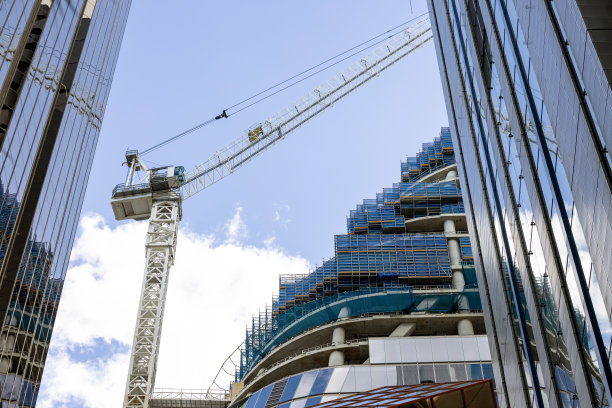 在城市中建造摩天大楼，背景带有复制空间图片下载