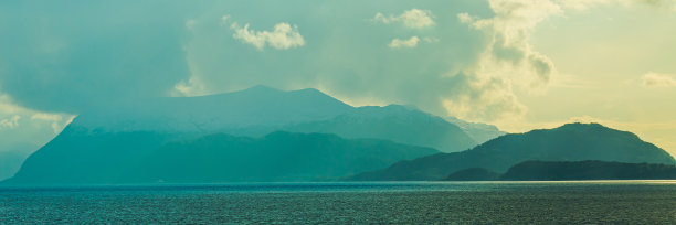 挪威的峡湾。挪威海。日落。斯堪的那维亚图片下载