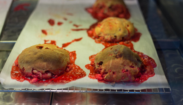 里昂，法国:面包店橱窗里的果仁面包，有标志和价格图片下载