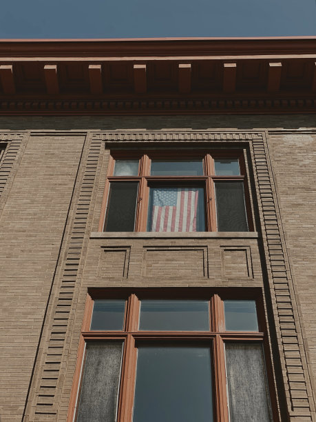 威斯康辛州马里内特市中心的建筑和天空景观。图片下载