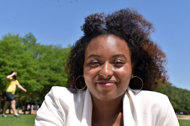 一个骄傲的年轻有色女商人的肖像，素颜，穿着白色运动夹克。图片下载