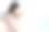 西班牙裔女士拿着智能手机，戴着无线耳机听音乐图片下载