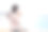 西班牙裔女士拿着智能手机，戴着无线耳机听音乐图片下载