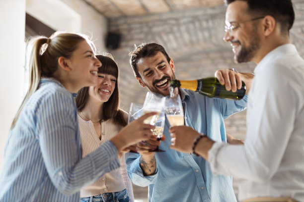 一群快乐的商人边喝香槟边玩图片下载