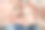 女儿和母亲展示爱心，表达爱，一起自拍。领养、儿童慈善图片下载