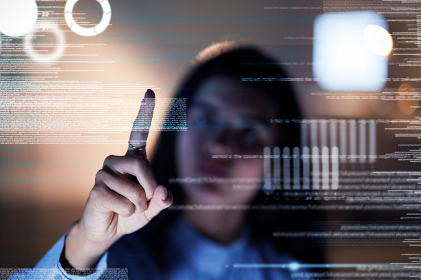 触摸屏，全息图和数据分析的女人，编码软件和编程开发人员在晚上。未来，全息或覆盖未来的技术工人，人与手互动图片下载