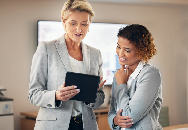 平板电脑，培训和团队合作的业务女性或经理与财务研究和业务流程规划。会计老板、高管或企业人士谈论数字财务软件应用程序图片下载