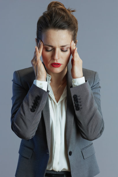 灰色背景下压力重重的年轻女商人图片下载