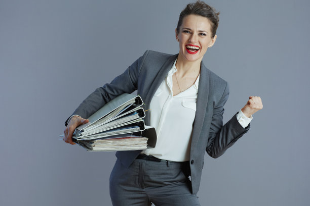 微笑着的40岁女商人，在灰色的孤独中欢欣鼓舞图片下载