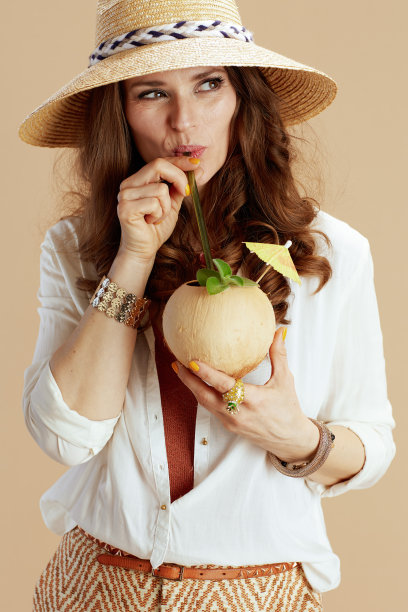 快乐的时尚女人，穿着米色上衣和短裤图片下载