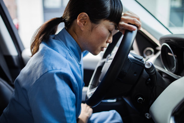 年轻的日本医护人员在车里感到疲惫和压力图片下载