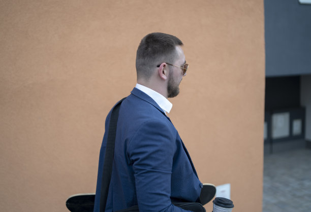 商人用滑板在街上移动图片下载