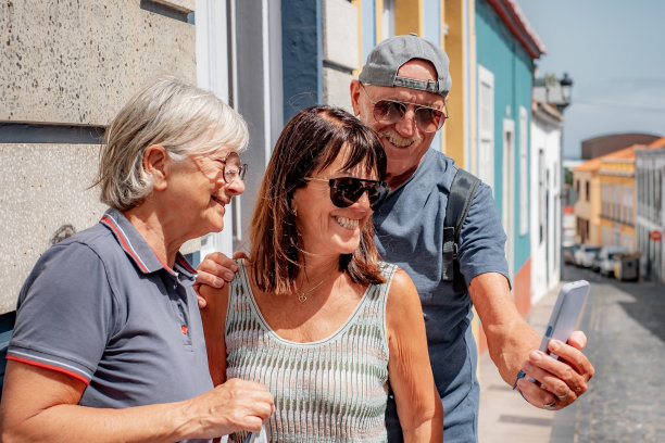 视频通话概念。一群快乐的资深旅行者在视频聊天中通过电话享受着一个阳光明媚的休闲旅行图片下载
