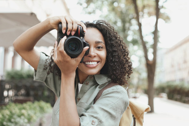 女摄影师用数码单反相机拍照图片下载