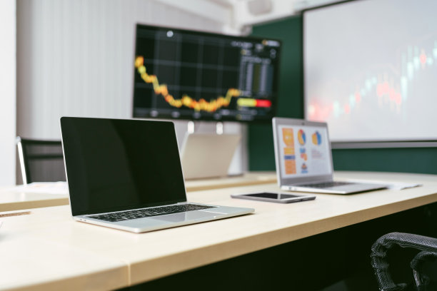 办公室里空荡荡的现代会议室，桌子上放着笔记本电脑和数码平板电脑，显示器和投影仪屏幕，用于办公室的演示。真实的室内设计工作场所照片。图片下载