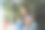 一位拉丁裔妇女站在她的情感治疗师办公室的窗前，享受着一杯咖啡图片下载