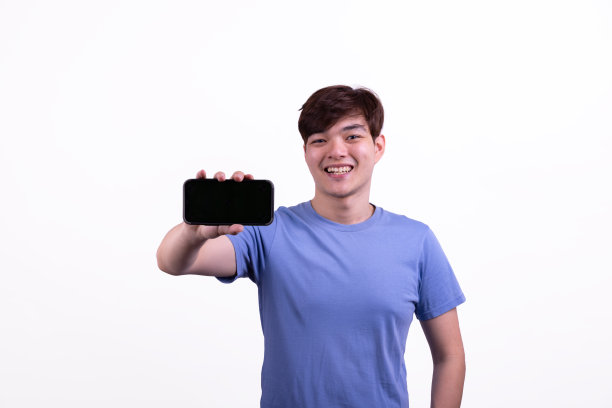 亚洲人赢了手机，白色背景。图片下载