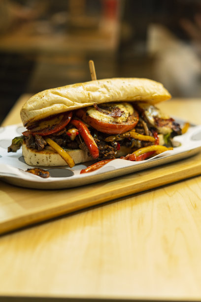 餐厅的厨师正在为准备汉堡包做切料图片下载