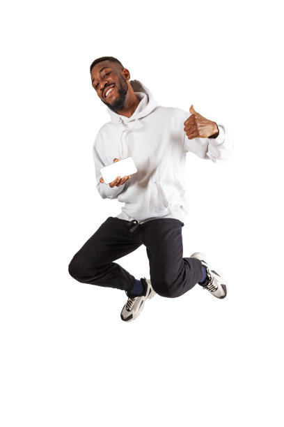 享受男人拿着智能手机跳图片下载