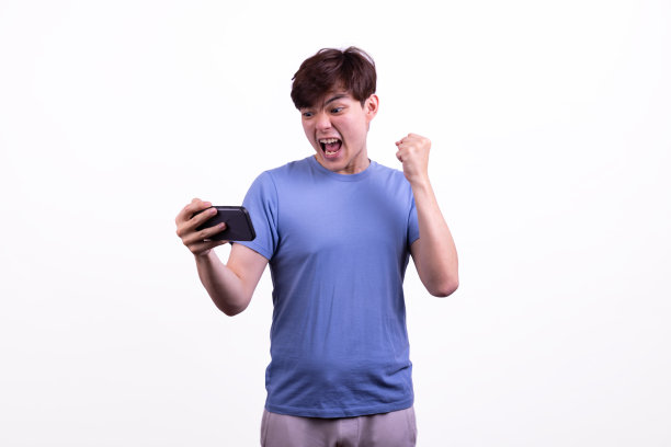 亚洲人赢了手机，白色背景。图片下载