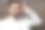 穿着白色西装的男人微笑着摸着他的头靠近棕色的砖墙图片下载