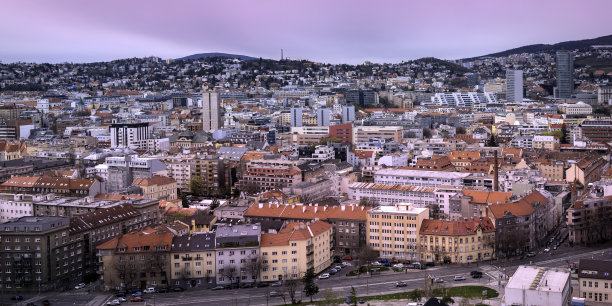 布拉迪斯拉发市中心天际线与红色屋顶的房子在老城区的首都，斯洛伐克，鸟瞰图图片下载