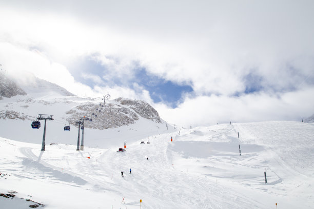 迷人的山脉在奥地利腹地。云挂在山顶上图片下载