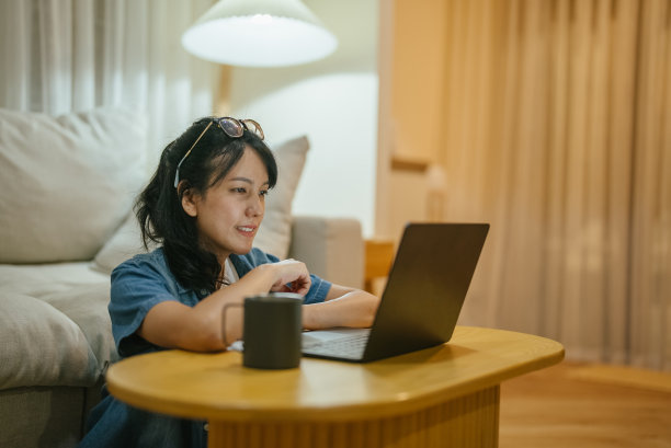 女人在晚上用笔记本电脑图片下载