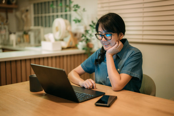 亚洲女性在晚上策划和创造一个新项目图片下载