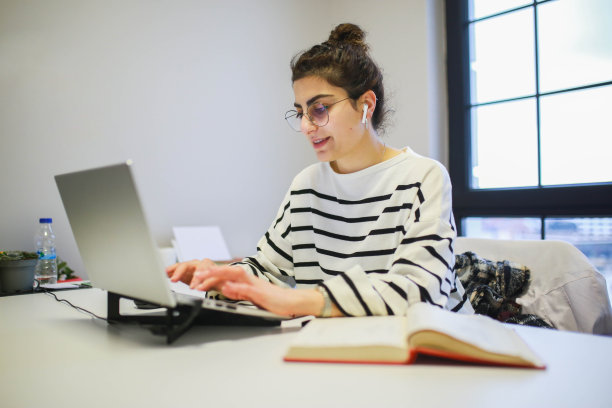 一位健康的营养学家，她在网上与诊所的客户见面。混合工作概念图片下载