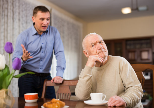 被冒犯的老人和不满的成年儿子图片下载