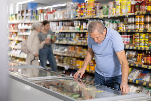 一名采购员在大型超市挑选冷冻产品图片下载