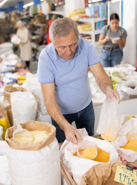 老人在杂货店买玉米碎图片下载