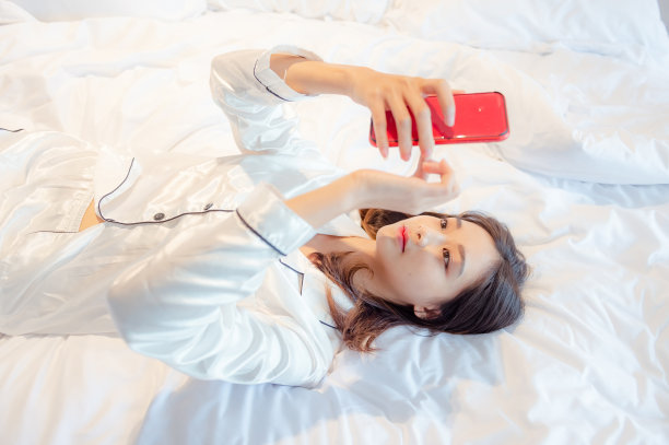 卧室里的女人图片下载