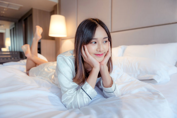 卧室里的女人图片下载