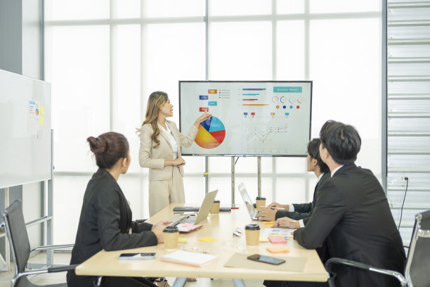 女商人在会议室主持会议图片下载