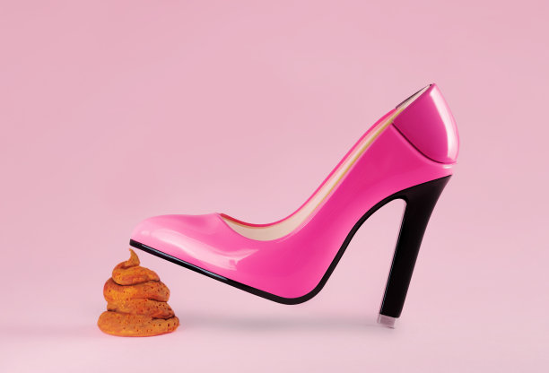 一只粉红色的鞋子踩在粉红色背景上的便便上。幽默倒霉的概念。图片下载